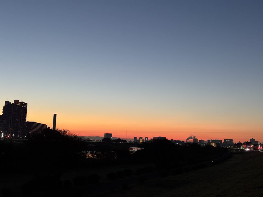 〜 寒暖差 〜 この季節、朝晩と日中の寒暖差が大きいことがよくあります。 朝、何を着て出かけようか。子供の頃から、この「迷い」を繰り返している気がします。 日々の暮らしの中で、「迷い」はつきもの。なくなることはありませんが、想定できるリスクとその対応策をぼんやりとでも考えておくと、少しは気持ちが楽になる気がします。 「こんなとき、どうしよう」と、ふとしたときに考える。 実践してみて、うまくいかなければ、修正を加える。 いざというときの「ゆとり」につながる。 考える習慣を大切に、お悩みや困りごとの解決につながるサービスを心がけてまいります。 #行政書士 #大田区 #企業法務経験 #安心への伴走者 #課題解決サポート #契約書の作成チェック #行政への申請手続支援 #コラム #寒暖差