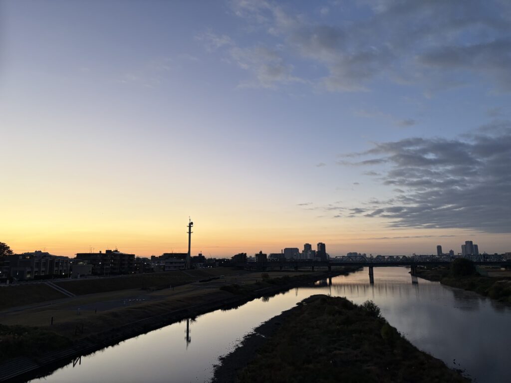 〜 反比例の法則 〜 軽くて、暖かい。 パワフルで、低燃費。 「欲しい」と思う商品にある、反比例。 ヒットの裏側にある法則。今朝、軽くて温かい上着を着て外に出たとき、ふと感じました。 普段から「こんなものがあったら、こんなことができたら」と考えるクセと、それをかたちにする技術。開発者の熱意を想像しました。 常識を覆す発想と、挑戦する気持ち。改めて意識し、ニーズに適したサービスの提供を心がけてまいります。 #行政書士 #大田区 #企業法務経験 #安心への伴走者 #課題解決サポート #契約書の作成チェック #行政への申請手続支援 #コラム #反比例の法則