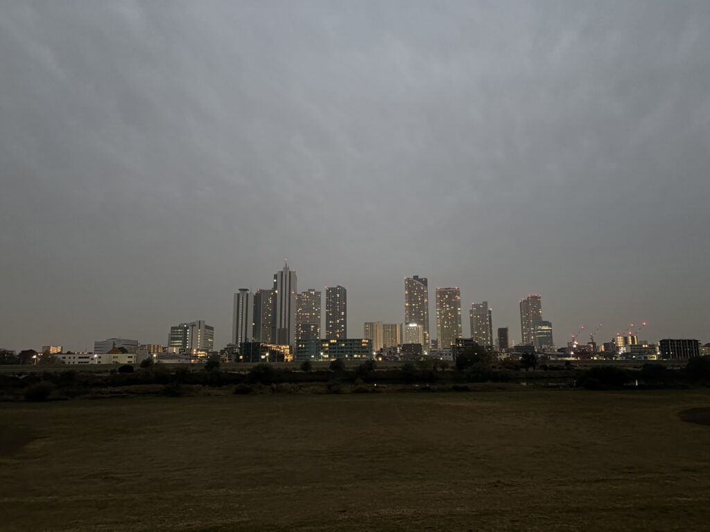 〜 馴染む 〜 少々くたびれが出てきても、ずっと使い続けているもの。よくあると思います。 部屋着や文房具、身の回りのもの。他人からは「使い古したもの」と見られるかもしれませんが、自分にとっては「体に馴染んだ相棒」。なかなか買い替えることはできません。 馴染む。 そこから、何ともいえない安心感と信頼感が生まれる。 そこから、大切に使い続けようとする気持ちが生まれる。 そんなサイクルがあると感じます。 安心感と信頼感のあるサービス、引き続き心がけてまいります。 #行政書士 #大田区 #企業法務経験 #安心への伴走者 #課題解決サポート #契約書の作成チェック #行政への申請手続支援 #コラム #馴染む