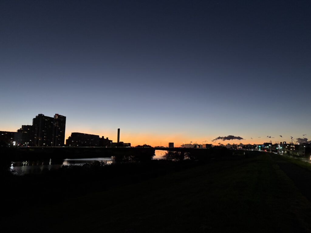 〜 集中力 〜 冬になり日が短くなると、子供の頃に母から「暗くなる前に帰ってきなさいよ」とよくいわれたことを思い出します。 子供ながら、短くなった昼間の時間をできる限り有効に使おうと集中して遊んでいた気がします。 与えられた時間が短くなる方が、かえって集中力が高まることを、子供の頃から体感、経験していたことに気づきました。 集中力。持続する時間には限界があります。 時間を短めに区切ると、意識が高まり、一気に取り組むことができる。 オンとオフを上手に切り替えて、時間を有効に使おうと考えるようにもなる。 なかなか気分が乗らないこともありますが、集中しようとする「意識付け」が大切だと感じます。 集中、効率、メリハリ。集中と弛緩を切り分け、バランスを取りながら、質の高いサービスを心がけてまいります。 #行政書士 #大田区 #企業法務経験 #安心への伴走者 #課題解決サポート #契約書の作成チェック #行政への申請手続支援 #コラム #集中力