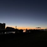 〜 集中力 〜 冬になり日が短くなると、子供の頃に母から「暗くなる前に帰ってきなさいよ」とよくいわれたことを思い出します。 子供ながら、短くなった昼間の時間をできる限り有効に使おうと集中して遊んでいた気がします。 与えられた時間が短くなる方が、かえって集中力が高まることを、子供の頃から体感、経験していたことに気づきました。 集中力。持続する時間には限界があります。 時間を短めに区切ると、意識が高まり、一気に取り組むことができる。 オンとオフを上手に切り替えて、時間を有効に使おうと考えるようにもなる。 なかなか気分が乗らないこともありますが、集中しようとする「意識付け」が大切だと感じます。 集中、効率、メリハリ。集中と弛緩を切り分け、バランスを取りながら、質の高いサービスを心がけてまいります。 #行政書士 #大田区 #企業法務経験 #安心への伴走者 #課題解決サポート #契約書の作成チェック #行政への申請手続支援 #コラム #集中力