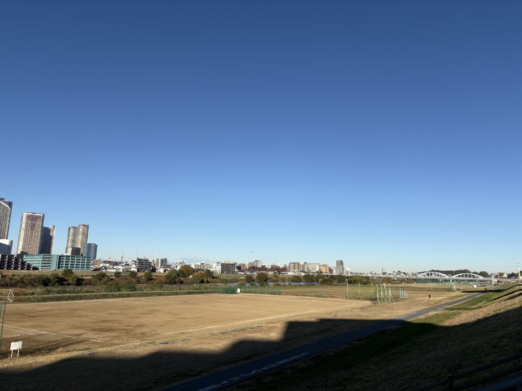 〜 緊張の場面 〜 面接や大勢の人の前でのプレゼン、スポーツでのチャンスなど、大事な場面。 誰しも少なからず緊張するもの。 自分を良く見せよう、恥をかきたくない、失敗したらどうしよう。 緊張は、いろんな要因で起こると思います。 いざという場面で緊張感をほぐそうとしても、簡単にはいかないもの。 あえて緊張している自分を隠さず、受け入れることを心がけています。 緊張しているときの方が、意外と結果が良かったりします。 等身大の自分を受け入れる。 適度な緊張感を忘れずに、より良いサービスを提供してまいります。 仕事や暮らしのお困りごと。どうぞお気軽にご相談ください。 #行政書士 #大田区 #企業法務経験 #安心への伴走者 #課題解決サポート #契約書の作成チェック #行政への申請手続支援 #コラム #緊張の場面