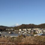 〜 9分の壁 〜 12月7日(日)、湘南国際マラソンに参加しました。 私にとって、2025年秋〜2026年春シーズン最初のレース。26回目のフルマラソン。 お天気は快晴。コース随所で雪化粧した富士姿。 体力的には限界でしたが、清々しい1日になりました。 4時間9分08秒。9分の壁。 2度目の4時間切りとはいかず、フルマラソンの難しさを今回も実感しました。 課題はスピード、この1点。 試行錯誤しながら、改善を図ろうと思います。 挑戦に課題はつきもの。 課題を見つけ、改善する。 その繰り返しで、精度を高める。 向上サイクルを大切に、お役に立てるサービスを追求し続けてまいります。 完走後のビールの味は格別でした。 #行政書士 #大田区 #企業法務経験 #安心への伴走者 #課題解決サポート #契約書の作成チェック #行政への申請手続支援 #コラム #湘南国際マラソン #9分の壁