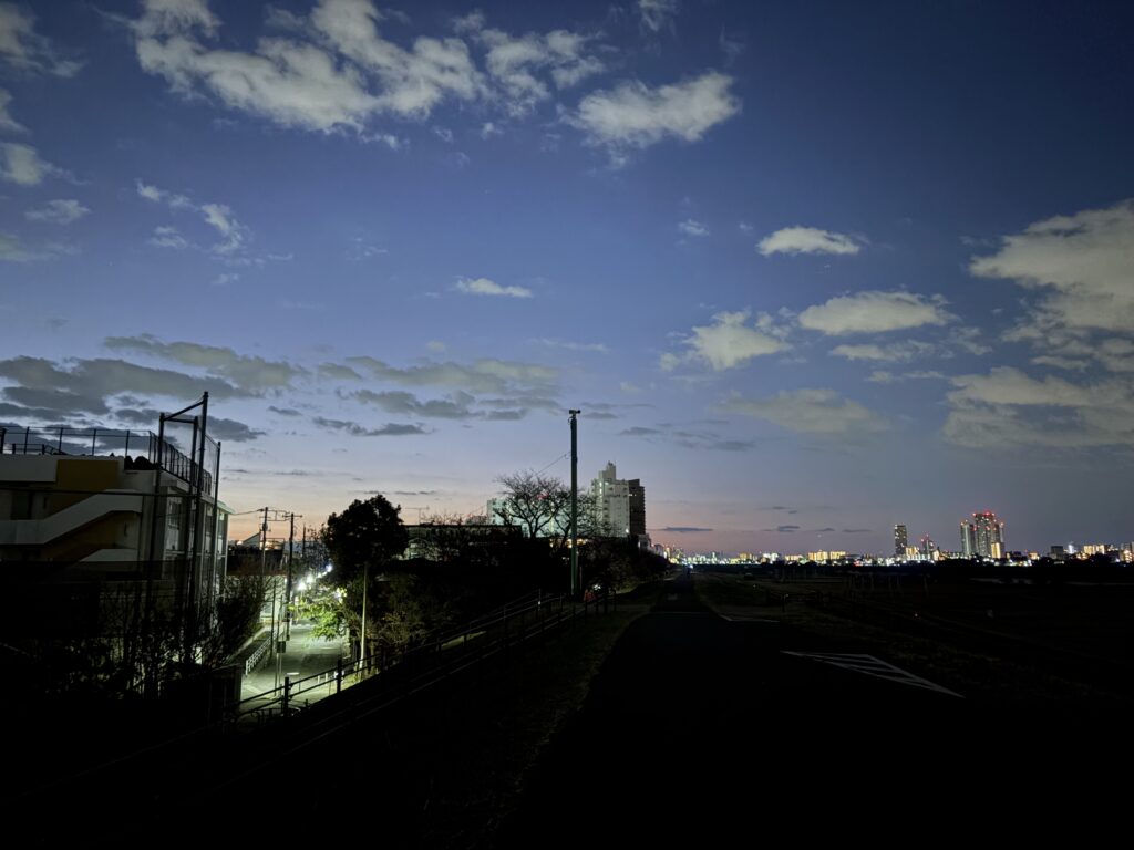 〜 朝のゆとり 〜 今朝、自宅から1時間半ほどかかる先に外出。 何度か乗り換える必要もあったので、インターネットで移動ルート検索した際に表示された時間より、少し早めに家を出ました。 交通機関の乱れは特段なく、予定より早く目的地に到着。 余計な気を取られることなく、移動時間を情報収集に使ったり、考えごとを整理したり、つかの間の居眠りをしたり。 忙しい朝の「ゆとり」、結構大事だと感じます。 前広な対応と、少しの余裕。安心感あるサービスの提供を心がけてまいります。 #行政書士 #大田区 #企業法務経験 #安心への伴走者 #課題解決サポート #契約書の作成チェック #行政への申請手続支援 #コラム #朝のゆとり