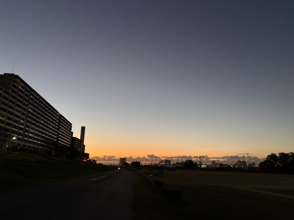 〜 守りと、攻め 〜 トラブルが生じた際、ワーストシナリオも考えるようにしています。 特に、フルマラソンのとき。 ベストシナリオしか頭にない場合、どうしても対応が遅れてしまい、被害や損失が膨らむことに。 一旦冷静になって最悪の事態を想定し、あらかじめその対応策を考える。 そのうえで、ベストを尽くす。 少しだけ気持ちに余裕が生まれ、臨機応変な対応が可能になると感じます。 守りを固めて、攻めに出る。柔軟な対応を心がけてまいります。 仕事や暮らしのお困りごと、どうぞお気軽にご相談ください。 #行政書士 #大田区 #企業法務経験 #安心への伴走者 #課題解決サポート #契約書の作成チェック #行政への申請手続支援 #コラム #守りと攻め