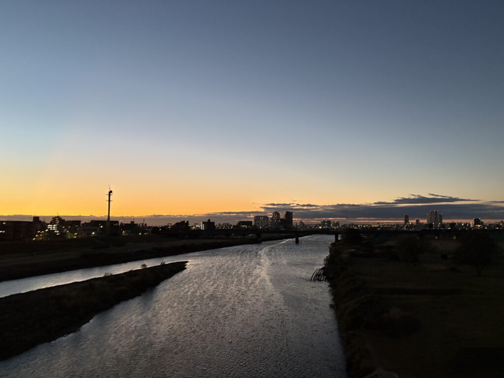 〜 冬将軍 〜 今朝、ランニングした多摩川の土手は、体が仰け反るほどの強い北風。 ぐっと冷え込んでいました。 冬将軍に心が折れそうになりましたが、その分、空は澄み、夜が明けていく様子をきれいに眺めることができました。 冬将軍が運んできた、ちょっとしたご褒美。 少し得した気分になりました。 厳しさの先の景色。乗り越えないと、見られないもの。 研鑽を継続し、お役に立てるサービスを提供してまいります。 体調崩さぬよう、暖かくしてお過ごしください。 #行政書士 #大田区 #企業法務経験 #安心への伴走者 #課題解決サポート #契約書の作成チェック #行政への申請手続支援 #コラム #冬将軍