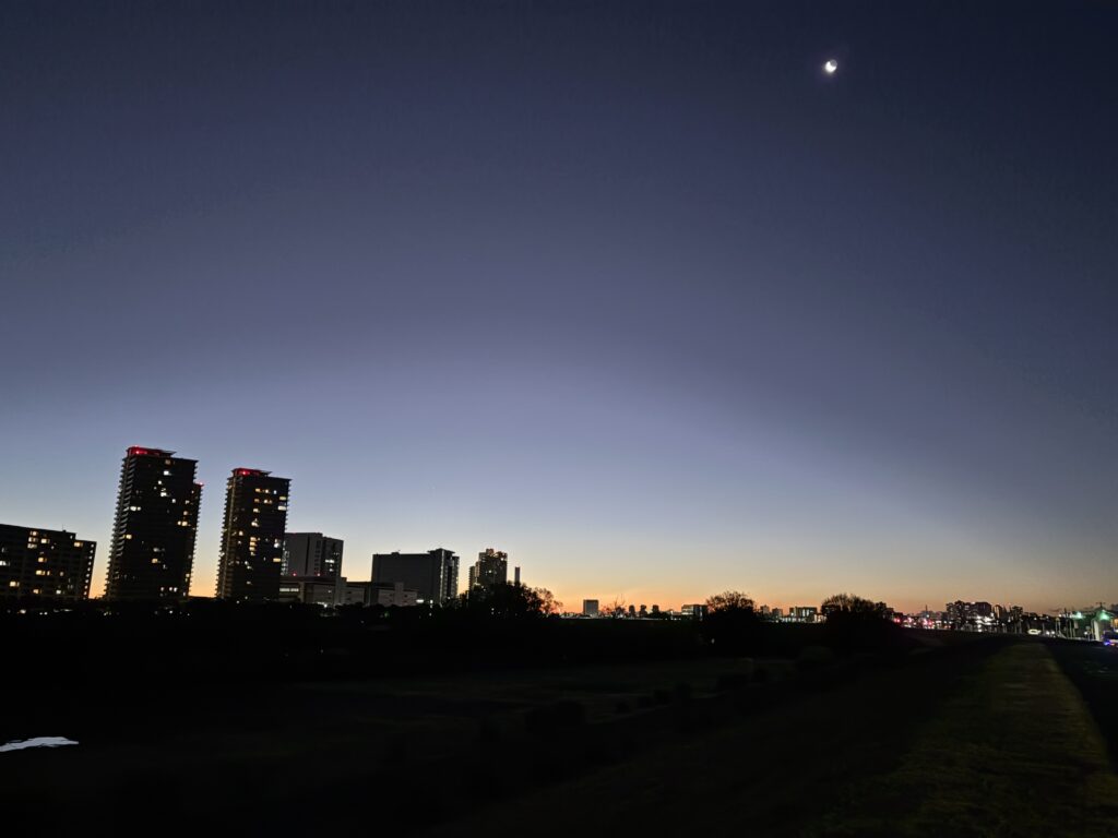〜 仕分ける 〜 年内に片付けておくべきこと。 年明けに対応すること。 12月も残りわずかとなり、業務の「仕分け」を考えることが多くなりました。 極力年内に片付けて、余裕を持ってお正月を迎えたい。 一方、無理に対応することで、精度に影響してはならない。 冷静になって最適解を検討・判断する必要があると、改めて感じます。 何かと忙しい年末だからこそ、冷静な仕分けと棚卸し。 自分自身を客観視して、より良いサービスを心がけてまいります。 #行政書士 #大田区 #企業法務経験 #安心への伴走者 #課題解決サポート #契約書の作成チェック #行政への申請手続支援 #コラム #仕分ける