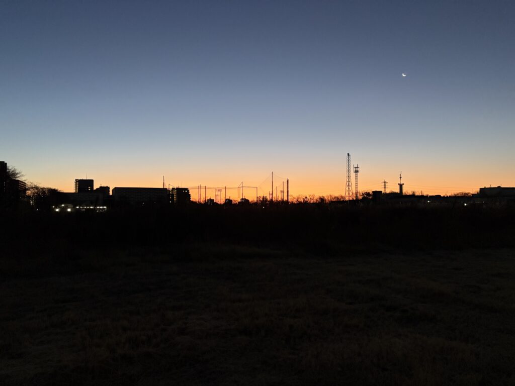 〜 インプットと、アウトプット 〜 まずは、知識や基礎的事項をインプットする。 インプットした事項を実践や演習にてアウトプットし、定着とブラッシュアップを図る。 苦手であれば反復し、身についたら次の新たな事柄についてインプットとアウトプットを行い、繰り返していく。 知識や技能の定着には、どちらかが欠けても、どちらかに偏ってもいけない、両輪。 昨日から受講している研修カリキュラムを通じて、その大切さを改めて感じています。 基本の徹底。常に意識して、対応領域の拡大を目指してまいります。 #行政書士 #大田区 #企業法務経験 #安心への伴走者 #課題解決サポート #契約書の作成チェック #行政への申請手続支援 #コラム #インプットとアウトプット