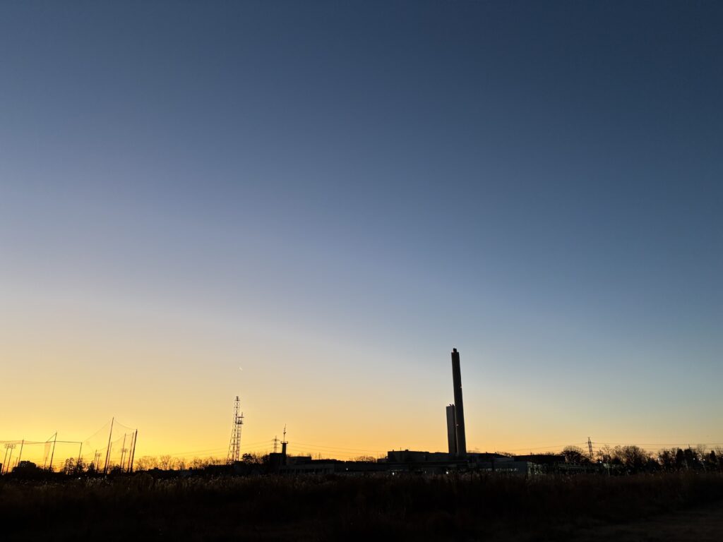 〜 パフォーマンスを上げるために 〜 やるべきことは早く終わらせたい。休憩時間も惜しんで。 期限が決まっていることに対応するとき、結構こういう思考に陥ります。 でも、結局ケアレスミスをしてしまったり、いいアイデアが出てこなかったり。 集中力には限界があることを痛感します。 オンとオフの切り替え。適度なリフレッシュ。 パフォーマンスの向上には必要不可欠なもの。 自分自身の体力・気力を過信せず、「緩める」時間も確保して、精度と質の高いサービスを提供してまいります。 #行政書士 #大田区 #企業法務経験 #安心への伴走者 #課題解決サポート #契約書の作成チェック #行政への申請手続支援 #コラム #パフォーマンスを上げるために