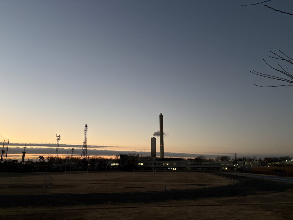 〜 相乗効果 〜 経歴や年齢、職業が異なる人たちと、 知恵と意見を出し合い、 ブラッシュアップしながら、 作り上げていく。 グループワーク。 自分ひとりでは気づかなかった視点に気づけたり、自分にはないスキルに間近で触れることで刺激になったり。 現在受講している研修で、1+1が2以上になる相乗効果を実感しています。 基本となるのは個の研鑽。グループで受けた刺激を糧に、知識と経験を積み重ねていく。 繰り返しながら、引き続きサービスの向上を心がけてまいります。 #行政書士 #大田区 #企業法務経験 #安心への伴走者 #課題解決サポート #契約書の作成チェック #行政への申請手続支援 #コラム #相乗効果