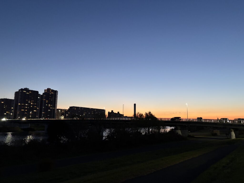 〜 共通言語 〜 1,000千円=100万円、10,000千円=1千万円。 100百万円=1億円、1,000百万円=10億円。 千円単位と百万円単位。数字を見て、パッとわかるようにしておくこと。 社会人になったとき、最初の上司にいわれたことば。 学生時代、3桁ごとに数字を把握する機会はほぼ皆無。社会人になり、売上や利益など損益数値はほとんど千円単位や百万円単位で記載されていたことに、まず驚きました。社会人としての「入会条件」のようなハードルを感じたことを思い出します。 共通言語。話をする前提として把握・理解しておかないと、前に進まないもの。 仕事や暮らしの様々な場面で、その理解の重要性を感じます。 基本や基礎の大切さ。強く意識して、安心・安定した信頼されるサービスの提供を心がけてまいります。 #行政書士 #大田区 #企業法務経験 #安心への伴走者 #課題解決サポート #契約書の作成チェック #行政への申請手続支援 #コラム #共通言語