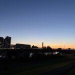 〜 共通言語 〜 1,000千円＝100万円、10,000千円＝1千万円。 100百万円＝1億円、1,000百万円＝10億円。 千円単位と百万円単位。数字を見て、パッとわかるようにしておくこと。 社会人になったとき、最初の上司にいわれたことば。 学生時代、3桁ごとに数字を把握する機会はほぼ皆無。社会人になり、売上や利益など損益数値はほとんど千円単位や百万円単位で記載されていたことに、まず驚きました。社会人としての「入会条件」のようなハードルを感じたことを思い出します。 共通言語。話をする前提として把握・理解しておかないと、前に進まないもの。 仕事や暮らしの様々な場面で、その理解の重要性を感じます。 基本や基礎の大切さ。強く意識して、安心・安定した信頼されるサービスの提供を心がけてまいります。 #行政書士 #大田区 #企業法務経験 #安心への伴走者 #課題解決サポート #契約書の作成チェック #行政への申請手続支援 #コラム #共通言語