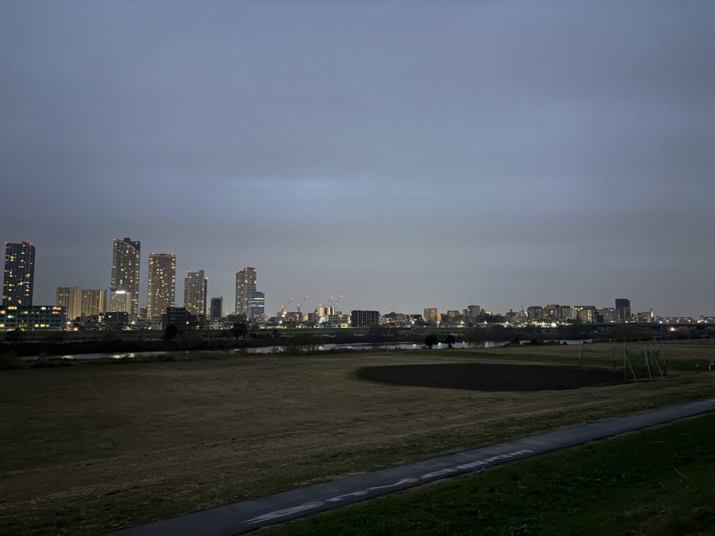 〜 赤と、黒 〜 マイナス数字は赤、プラスの数字は黒。 間違えた数字を一旦取り消して、正しい数字に訂正することは、赤黒訂正。 社会人になり、周りの方が当たり前のように使っているのを聞き、「?」と思った用語。赤字と黒字程度は理解していましたが、日常的に使うことに驚きました。 自分自身が会話の中で自然に「赤、黒」といえるようになったとき、少し成長した気分になったことを思い出します。 習うより、慣れろ。新しい知識や技術を覚えるとき、まずは慣れて使えるようになることも大切だと感じます。 慣れること、考えること。両輪を大切に、サービスレベルの向上に努めてまいります。 #行政書士 #大田区 #企業法務経験 #安心への伴走者 #課題解決サポート #契約書の作成チェック #行政への申請手続支援 #コラム #赤と黒