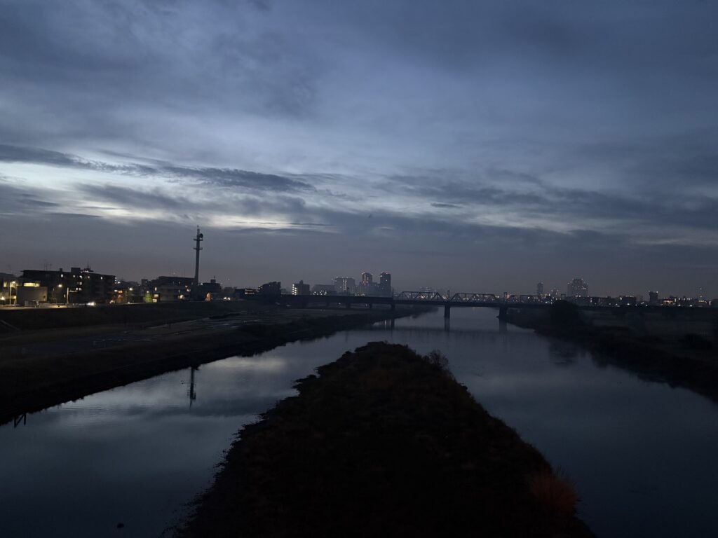 〜 昭和 〜 1926年の今日（12月25日）、昭和がはじまりました。 私は昭和48年生まれ。 当時は無かったもの、今では見かけなくなったもの。 立ち止まってみると、流行りや世相、慣習の移り変わりに気づかされます。 今をどう生きるか。 進化する情報技術を十分に利活用し、効率化を図っていきつつ、残すべき文化や伝統を受け継いでいく。 そのバランスが大切だと感じます。 今朝、ぼんやりとですが、あれこれ思いを巡らせていました。 デジタル化社会。変わりゆくものと、守るべきもの。 最適解を考え、サービスレベルの向上に努めてまいります。 #行政書士 #大田区 #企業法務経験 #安心への伴走者 #課題解決サポート #契約書の作成チェック #行政への申請手続支援 #コラム #昭和
