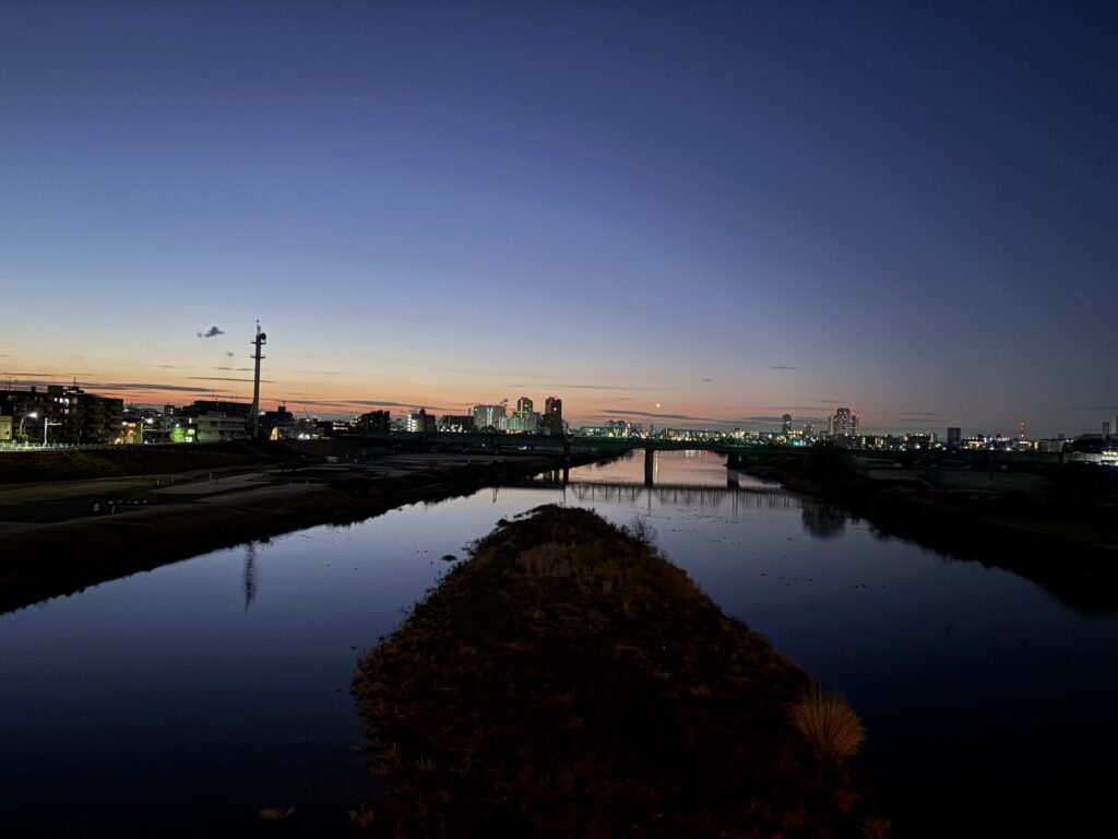 〜 始め 〜 仕事始め、大発会、初競り。 今朝の東京は快晴。清々しく、新年が本格的に動き始めたと感じます。 弊所も本日より新年の業務を開始いたします。 多くの学びの機会に触れ、知識と経験の拡充に努め、安心への伴走者として、引き続きサービスレベルの向上を図ってまいります。 仕事や暮らしの困りごとやお悩み。どうぞ、お気軽にご相談ください。 本年もどうぞよろしくお願い申し上げます。 #行政書士 #大田区 #企業法務経験 #安心への伴走者 #課題解決サポート #契約書の作成チェック #行政への申請手続支援 #コラム #始め