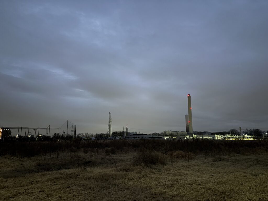 〜 ディスカッション 〜 こんな視点があったんだという気づき。 ディスカッション。現在受講している研修では、他の受講生と意見を交わしながら最適解を考えていくメニューも多く組み込まれています。 普段、ひとりで調べ物をすることが多いので、視野を広げることの大切さを実感します。 情報があふれる時代。 必要かつ正確な情報を取捨選択するスキルが問われる時代。 「物事を見る角度は1つではない」という軸を持つことが重要だと感じます。 気づきと刺激を大切に、知識のアップデートを図り、サービスレベルの向上に努めてまいります。 #行政書士 #大田区 #企業法務経験 #安心への伴走者 #課題解決サポート #契約書の作成チェック #行政への申請手続支援 #コラム #ディスカッション