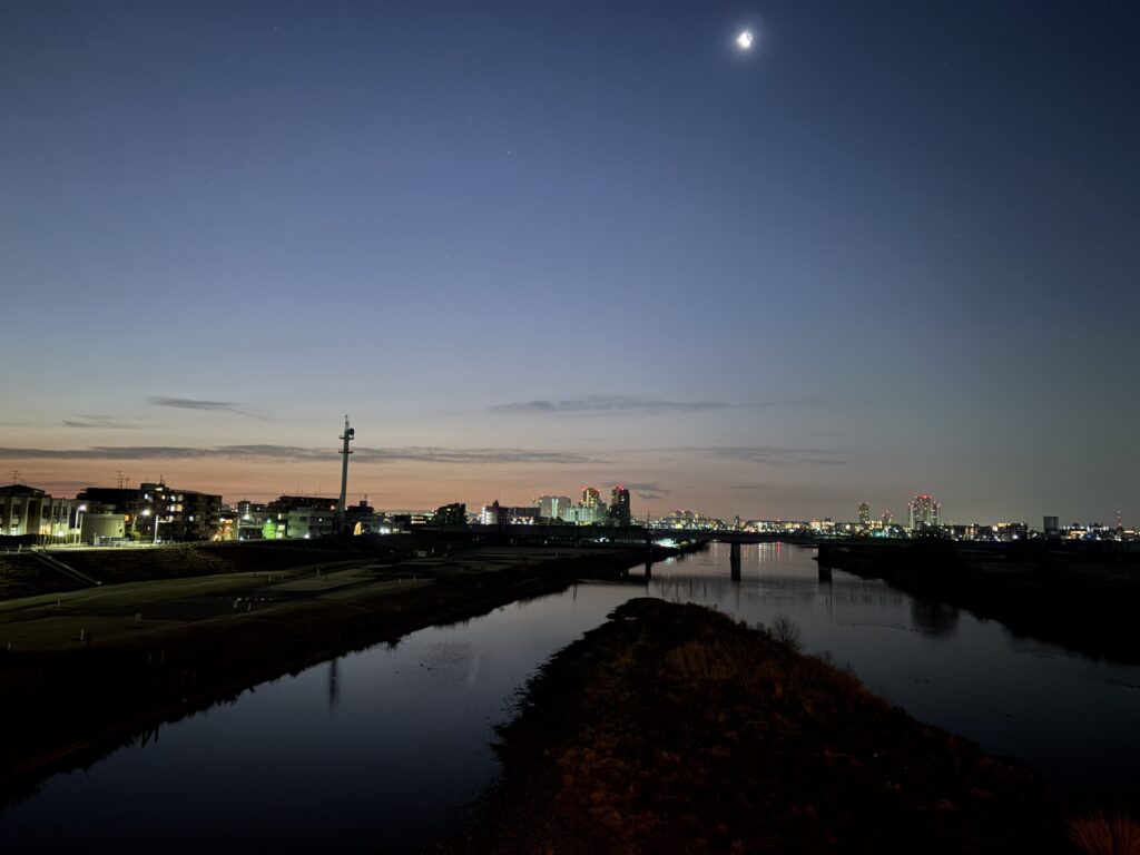 〜 一人称 〜 体験談や、経験談。 見聞きした話に比べ、説得力や共感を生む力がある。 なぜか。 苦労したこと、失敗したこと、努力したこと、成功したこと。 「一人称」で語るからだと思います。 自分自身で考え、動き、感じ、得たことを、「私は」という主語で話す。 等身大の自分を伝えることが、信頼への第一歩。 週末、体験談をお聞きする機会があり、改めてそう感じました。 多くの方の「一人称」での話を聞き、自らも「考動」し「一人称」で話す。 このサイクルを大切に、サービスレベルの向上を図ってまいります。 #行政書士 #大田区 #企業法務経験 #安心への伴走者 #課題解決サポート #契約書の作成チェック #行政への申請手続支援 #コラム #一人称