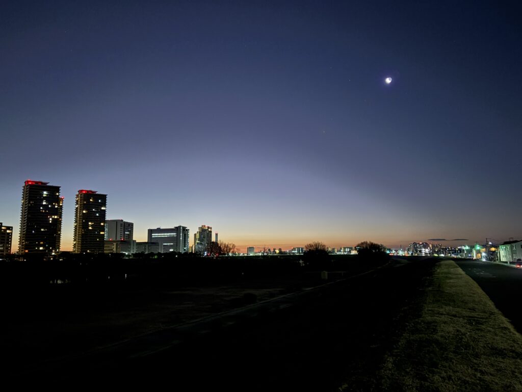 〜 夜明けと、月明かり 〜 日の出が遅いこの時期。朝、ランニングをしていると、夜明けと月明かりを一緒に見ることができます。 対照的なものが重なると、印象的な姿に。 ぐっと冷え込んでいますが、すっきりした気持ちになります。 発想。対照的で重なり得ないと思い込んでいたものを重ね合わせてみると、意外といいアイデアが浮かぶ。 今朝の景色を見て、ふとそう感じました。 思い込みというフィルターを外した発想を心がけ、最適解を考えてまいります。 #行政書士 #大田区 #企業法務経験 #安心への伴走者 #課題解決サポート #契約書の作成チェック #行政への申請手続支援 #コラム #夜明けと月明かり