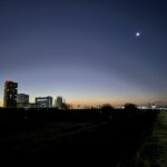 〜 夜明けと、月明かり 〜 日の出が遅いこの時期。朝、ランニングをしていると、夜明けと月明かりを一緒に見ることができます。 対照的なものが重なると、印象的な姿に。 ぐっと冷え込んでいますが、すっきりした気持ちになります。 発想。対照的で重なり得ないと思い込んでいたものを重ね合わせてみると、意外といいアイデアが浮かぶ。 今朝の景色を見て、ふとそう感じました。 思い込みというフィルターを外した発想を心がけ、最適解を考えてまいります。 #行政書士 #大田区 #企業法務経験 #安心への伴走者 #課題解決サポート #契約書の作成チェック #行政への申請手続支援 #コラム #夜明けと月明かり