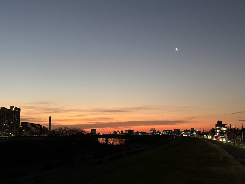 〜 素材とコスト 〜 いい素材を使えば、コストは上がる。 素材とコスト。永遠のテーマ。 ニーズ、競合、売上、収益など、総合的に考慮して、最適な選択をする。 総合的に考慮すること。一番難しい判断だと感じます。 経験や知識、多くの方の助言などを基礎として、目線を広げる。 トライアンドエラーを繰り返し、最適解を見つけていく。 素材とコストの関係について議論する機会があり、そう感じました。 俯瞰的な視点。判断の場面では常に意識して、最適解を考えてまいります。 #行政書士 #大田区 #企業法務経験 #安心への伴走者 #課題解決サポート #契約書の作成チェック #行政への申請手続支援 #コラム #素材とコスト