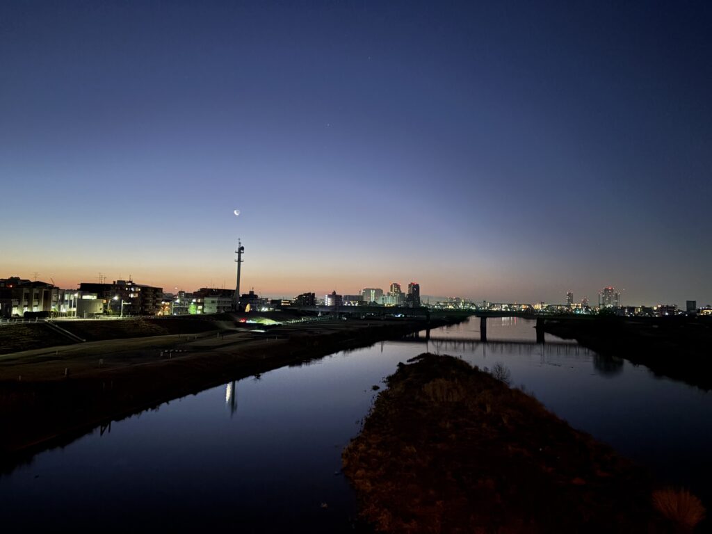 〜 繰り返すこと、慣れること 〜 社会人になったとき、最初に配属されたのは経理部署。 ブラインドタッチで、ものすごい速さで電卓を打つ先輩たちの姿に圧倒。「自分はここでやっていけるのか」と、初日から自信をなくしたことを思い出しました。 でも、毎日繰り返し悪戦苦闘していると、半年もすれば自分も先輩たちと同じように電卓を打てるようになっていました。 繰り返すこと、慣れること。 焦らず、続けることが、成長の鍵だと、改めて感じます。 着実に、丁寧に、信頼性の向上に努めてまいります。 仕事や暮らしのお困りごと。お気軽にご相談ください。 #行政書士 #大田区 #企業法務経験 #安心への伴走者 #課題解決サポート #契約書の作成チェック #行政への申請手続支援 #コラム #繰り返すこと慣れること