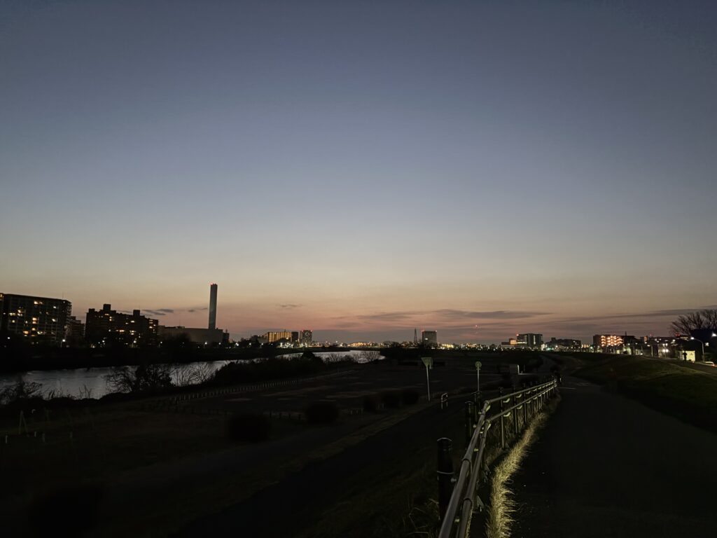 〜 適度を、意識する 〜 つい、塩をかけ過ぎてしまう。 つい、飲み過ぎてしまう。 つい、頑張り過ぎてしまう。 特に、気分がよくなると、つい度を越してしまいがち。 翌日、後悔の念。 適度な分量、適度な負荷。 簡単なようで、意外と難しい気がします。 少しだけ、自分にブレーキをかける。少しだけ、意識する。 長続きさせるポイントだと感じます。 「適度」を意識して、より良いサービスを継続してまいります。 #行政書士 #大田区 #企業法務経験 #安心への伴走者 #課題解決サポート #契約書の作成チェック #行政への申請手続支援 #コラム #適度を意識する