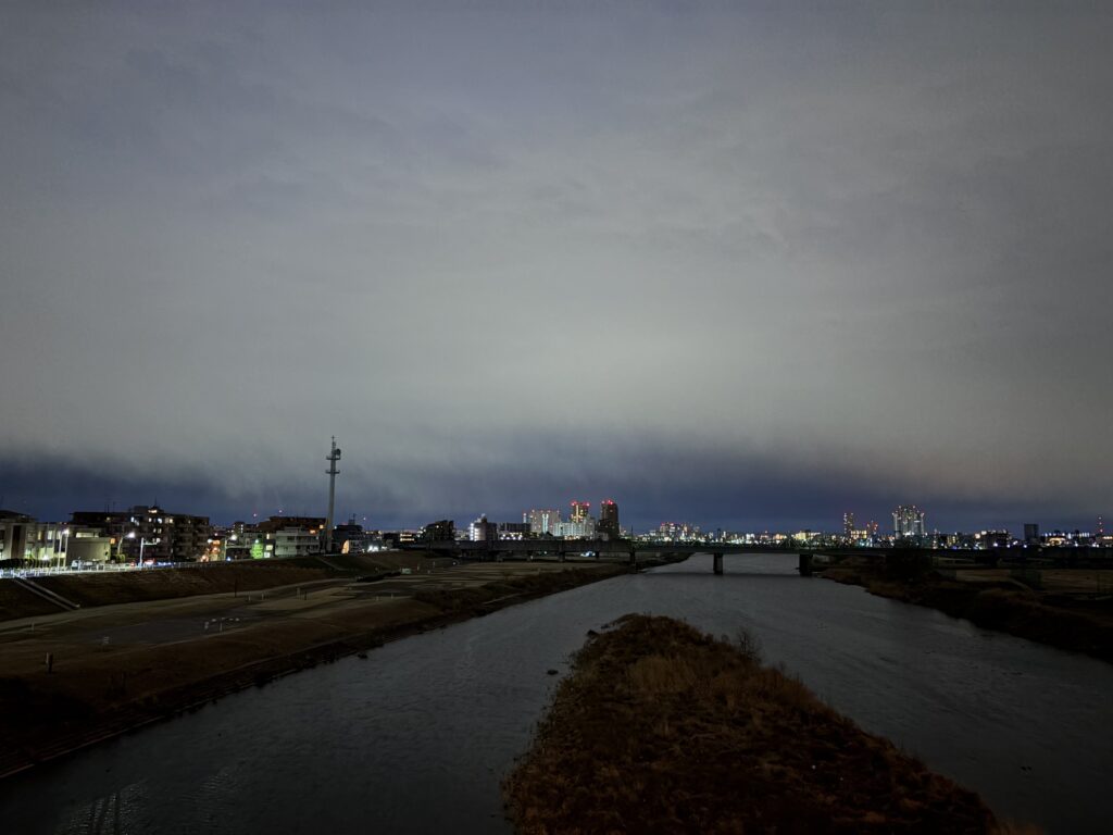 〜 厳しさと、優しさ 〜 寒さは、厳しい。暖かさは、優しい。 こう表現されることが多いと、ふと思いました。 厳しさだけでは疲弊してしまい、優しさだけでは強くなれない。 体力も、知力も、経験値も、その両方を大切にすることで向上していく。 今朝、強い風と凍てつく寒さの中でランニングをしながら、こんなことを考えていました。 厳しさと優しさ、緊張と弛緩。 バランスよく繰り返し、サービスレベルの向上に努めてまいります。 #行政書士 #大田区 #企業法務経験 #安心への伴走者 #課題解決サポート #契約書の作成チェック #行政への申請手続支援 #コラム #厳しさと優しさ