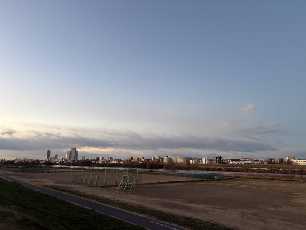 〜 今を、よく知る 〜 いいアイデア、ありそうでなかった着眼点。 でも、いまいち受けが悪かった。 合理的な裏付けもあり、「いける」と思った企画でも、失敗してしまったこと。 思い返すと、たくさんあります。 世相や時流とマッチしているか。 アイデア自体に問題はなくても、「今」はそれほど必要とされていない。 ここに原因があることが多かったと感じます。 自己分析と対外環境分析。 目線を広げ、「今」を知り、ニーズに合ったサービスの提供を心がけてまいります。 #行政書士 #大田区 #企業法務経験 #安心への伴走者 #課題解決サポート #契約書の作成チェック #行政への申請手続支援 #コラム #今をよく知る