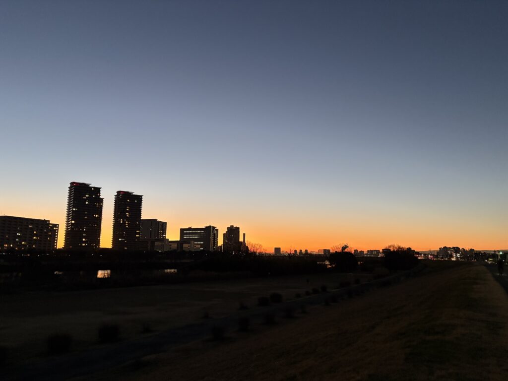 〜 想定の範囲内 〜 今朝の東京、本当に寒い朝。 防寒対策をしてランニングに出かけましたが、それでも寒さがつらく感じました。 希望的観測。「なんとかなる」と安易に考えて行動して、痛い目にあったこともたくさんあります。 危機管理というと大げさかもしれませんが、悪いときのことをある程度考えて準備をすると、日々の暮らしを安心して過ごせる気がしました。 ワーストシナリオを考え、想定の範囲内で対応する。 落ち着いて、冷静に対応できる範囲を広げ、安心をお届けするサービスを心がけてまいります。 #行政書士 #大田区 #企業法務経験 #安心への伴走者 #課題解決サポート #契約書の作成チェック #行政への申請手続支援 #コラム #想定の範囲内