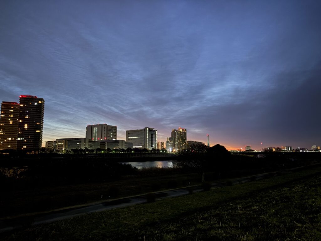 〜 日にち薬 〜 治るまで、時間がかかるもの。 時間が解決してくれる一方、治るまで、我慢して待つしかない。 日にち薬。わかってはいるものの、気持ちばかり焦ってしまいがち。 でも、焦ればそれが徒となってしまいます。 慌てず、焦らず、じっと構える。 落ち着いて、善後策を講じる。 課題の解決において、大切になる場面。意外と多い気がします。 スピードが必要な場面と、我慢が必要な場面。その見極めを大切に、課題解決に向けお役に立てるサービスを心がけてまいります。 仕事や暮らしの困りごと。どうぞお気軽にご相談ください。 #行政書士 #大田区 #企業法務経験 #安心への伴走者 #課題解決サポート #契約書の作成チェック #行政への申請手続支援 #コラム #日にち薬