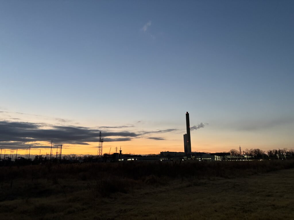 〜 欲張らない勇気 〜 あれもやってない、これも手を付けなければ。 受験シーズン。不安にかられ、何冊も参考書や問題集を買い込んだものの、結局のところ手を付けられず、机の隅に積まれたまま。 そんなこと、多かったなあと、学生時代を思い出します。 現状を分析し、課題が浮き彫りになると、やるべきことの多さに圧倒され、中途半端に終わったり、諦めてしまったり。 やるべきこと。優先順位を付け、数を絞る。 できることから、きちんとやる。 逆説的かもしれませんが、課題が山積みなときほど、欲張らない勇気が大切な気がします。 着実に、丁寧に、課題解決のお役に立てるサービスを提供してまいります。 #行政書士 #大田区 #企業法務経験 #安心への伴走者 #課題解決サポート #契約書の作成チェック #行政への申請手続支援 #コラム #欲張らない勇気 #中小企業大学校 #研修