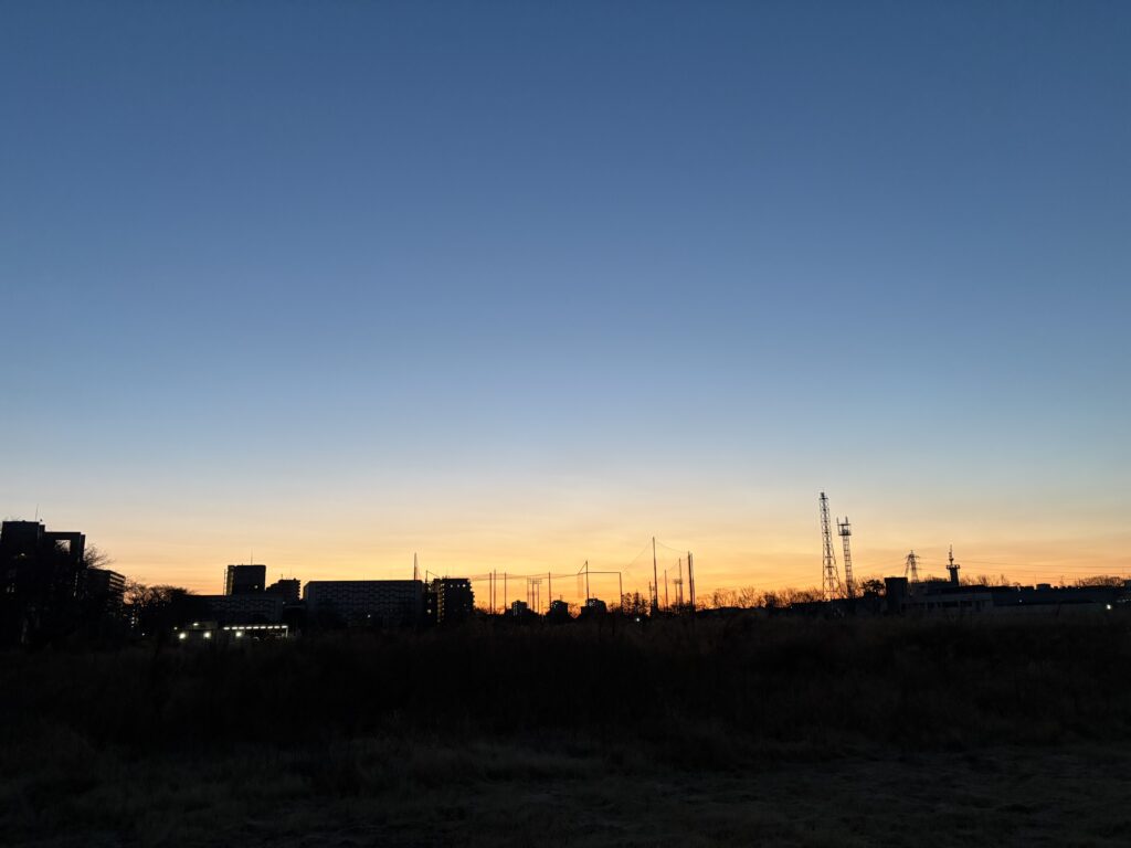 〜 ふとした気づきの大切さ 〜 今朝、ラジオを聴いていると、お天気コーナーでは、降雪予報の地域を伝える一方で、花粉の情報も伝えていました。 私の中で、「早めに花粉対策をしないと」と気づくきっかけに。 寒い日が続き、春はまだ先と思っていましたが、季節は着実に前に進んでいるんだと感じました。 日々の暮らしや仕事に追われていると、ちょっとした変化の予兆を見過ごしてしまいがち。 今朝の天気予報が、情報のアンテナを張ることの大事さを感じさせてくれました。 ふとした気づきを大切に、柔軟で前広な対応を心がけてまいります。 #行政書士 #大田区 #企業法務経験 #安心への伴走者 #課題解決サポート #契約書の作成チェック #行政への申請手続支援 #コラム #ふとした気づきの大切さ