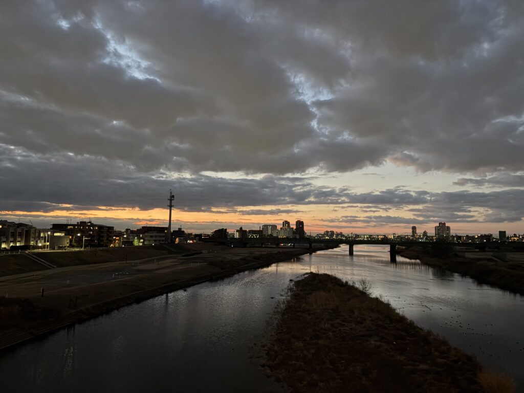 〜 一定のリズム 〜 得意なこと。一定のリズム。 不得意なこと。リズムがバラバラ。 趣味でも、仕事でも、得意なことと不得意なことには、こんな特徴があると感じます。 リズムが安定すると、誤差が減る。 誤差が減ると、ミスが減る。 リズムを安定させるため、繰り返し練習する。 反復練習は、ミスを減らす「きっかけ」になるもの。 今朝、ランニングしながら、過去の自分を振り返りつつ、そんなことを考えていました。 一定のリズム、安定したサービス。反復練習を基礎として、引き続き丁寧なサポートを心がけてまいります。 #行政書士 #大田区 #企業法務経験 #安心への伴走者 #課題解決サポート #契約書の作成チェック #行政への申請手続支援 #コラム #一定のリズム