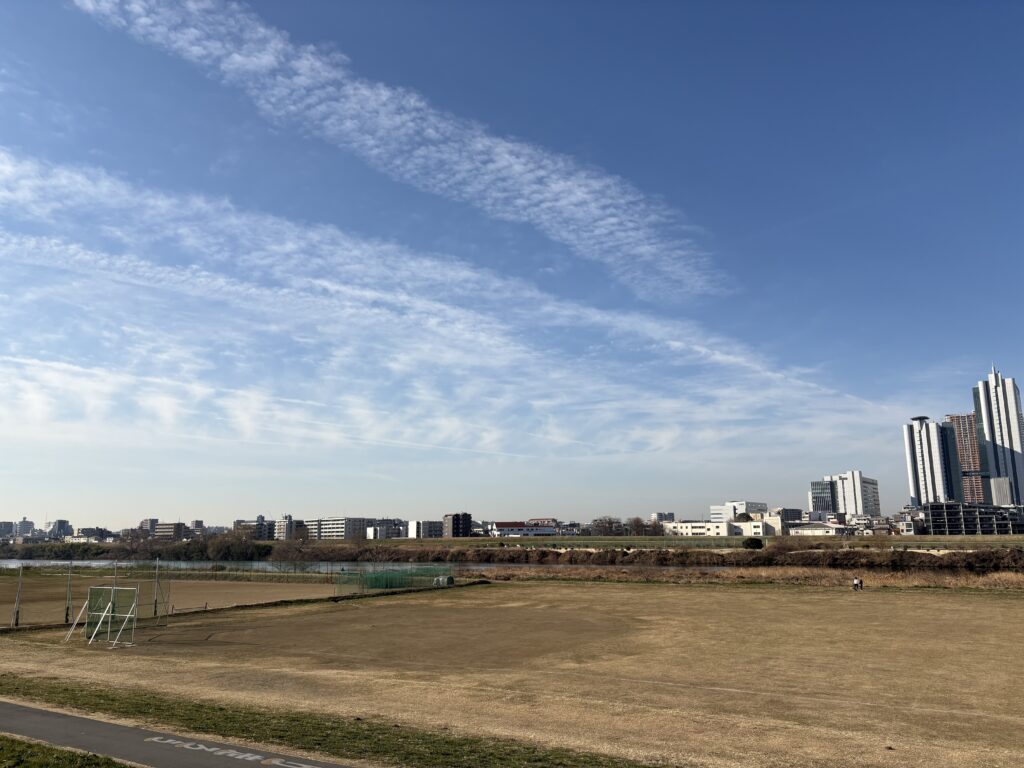 〜 健康診断と、きっかけ 〜 昨日、年に一度の健康診断を受診しました。 この健康診断に向けて、ここ数日、「少しでも数値がよくなるように」と、ちょっとだけ節制をしたり、生活習慣を改めたり、自分の中で健康についての意識が高まっていました。 健康診断の目的は、自分の健康状態をチェックすること。 健康診断がもたらす効果。健康診断を「きっかけ」に、健康について「意識」すること。 改めて、その効果を感じました。 何かをきっかけに、意識を高める。行動に移す。 このサイクルを大切に、サービスレベルの向上を図ってまいります。 #行政書士 #大田区 #企業法務経験 #安心への伴走者 #課題解決サポート #契約書の作成チェック #行政への申請手続支援 #コラム #健康診断ときっかけ