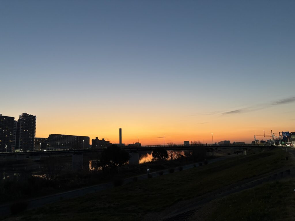 〜 寒暖差 〜 寒暖差。天気予報でよく聞くことば。 日中は暖かくなるものの、朝晩はぐっと冷え込む。 天気予報に注意する。 出かけるときは暖かくても、夕方からの冷え込みに備え、調整しやすい服装を選ぶ。 安心して過ごすことができる。 情報のアンテナを張り、準備と対策をすることで、安心感を得る。 ビジネスの基本。ふとした日常の対応から、その大切さを感じました。 寒暖差のある日が多くなる頃。くれぐれもご自愛ください。 #行政書士 #大田区 #企業法務経験 #安心への伴走者 #課題解決サポート #契約書の作成チェック #行政への申請手続支援 #コラム #寒暖差
