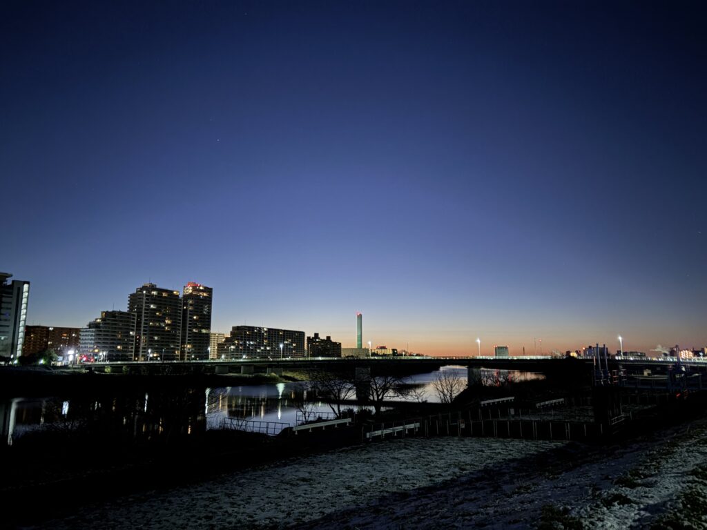 〜 特定行政書士として 〜 官公署に申請した許認可等に関する行政処分に不服がある場合、行政庁に対し不服申立てを行うことができます（この制度を「行政不服審査制度」といいます）。 特定行政書士とは、通常の行政書士業務に加え、行政書士が作成することができる官公署に提出する書類の許認可について、行政庁への不服申立て手続を代理し、その手続に係る書類を作成することができる行政書士です。 私は、昨年秋、日本行政書士会連合会が実施する特定行政書士法定研修の課程を修了し、特定行政書士になりました。 これにより、行政庁に対する許認可の申請から不服申立て手続まで、一貫して取り扱うことができるようになりました。 安心への伴走者として、仕事や暮らしのお悩みやお困りごとについて、引き続きお役に立てるサポートを提供してまいりますので、どうぞお気軽にご相談ください。 #行政書士 #大田区 #企業法務経験 #安心への伴走者 #課題解決サポート #契約書の作成チェック #行政への申請手続支援 #特定行政書士として