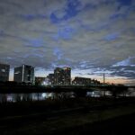 〜 ルーティーンワークの効能 〜 夜明けの時間。昨年末に比べて、だんだん早くなってきたと感じます。 毎朝、大体同じ時間にランニングしていると、ふとした周りの変化を感じやすくなりました。 ルーティーンワーク。 一見単調な行動に思えますが、自分が一定のリズムで動いている分、周りの変化に気づきやすくなる。 その気づきから、新しい発想が生まれる。 そんな効能があると感じます。 変化へのアンテナ。感度を上げる方法を試行錯誤して、サービスレベルのアップデートを図ってまいります。 #行政書士 #大田区 #企業法務経験 #安心への伴走者 #課題解決サポート #契約書の作成チェック #行政への申請手続支援 #ルーティーンワークの効能