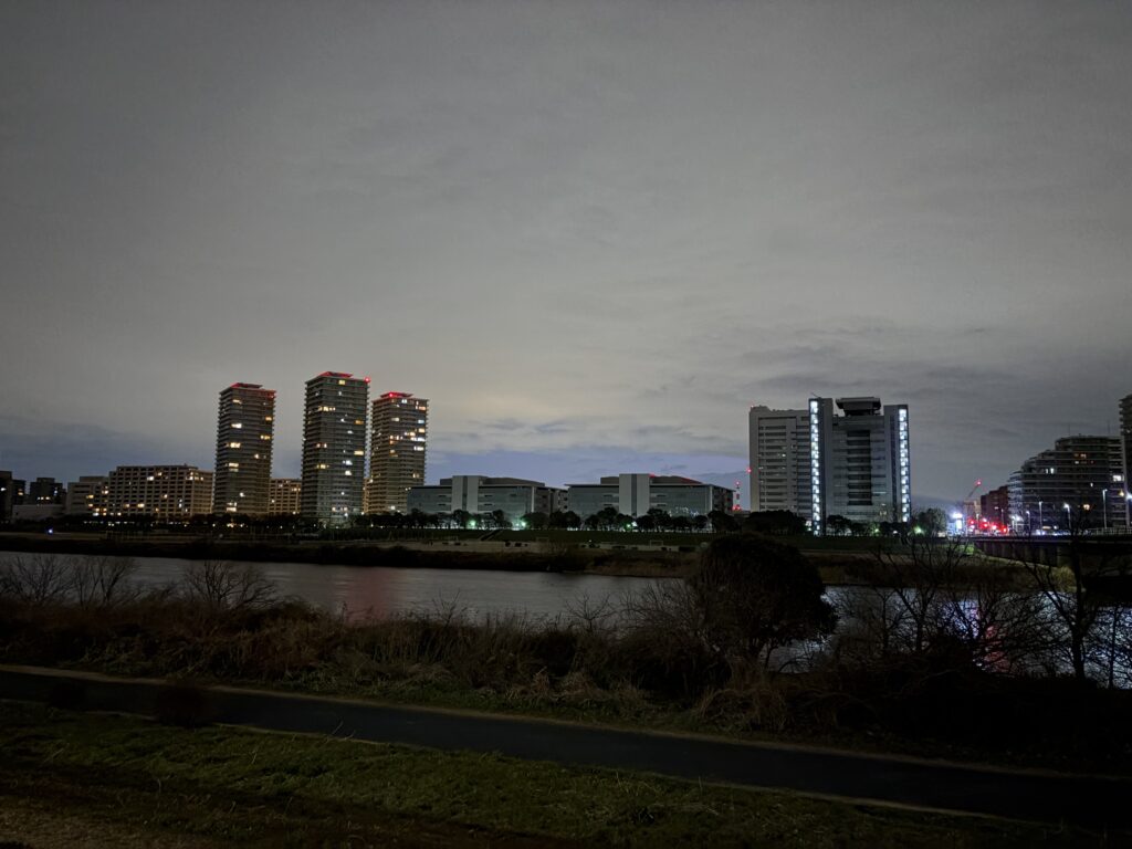 〜 馴染む 〜 鉄製のフライパン。油が馴染むことで、使いやすくなる。 テフロン加工されたフライパンに慣れていたので、使い始めた頃は「なぜだろう」と思いましたが、使っていくうちに理解できるようになりました。 新たに覚えた知識や技術。 繰り返すことで、身についていく。 自分自身に馴染むことが大切だと感じます。 収集した情報や知識を、繰り返すことで定着させ、質の高いサービスを心がけてまいります。 #行政書士 #大田区 #企業法務経験 #安心への伴走者 #課題解決サポート #契約書の作成チェック #行政への申請手続支援 #馴染む