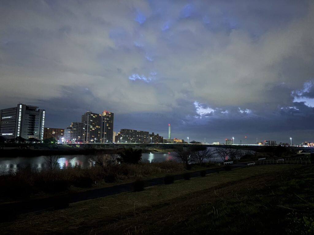 〜 タイミングを、意識する 〜 クイズ番組を観ていたときのこと。 あの俳優さん、名前、何だっけ? 顔は思い出せたんだけど、名前が出てこない…。 こんなことが何度もあり、なんとも自分の記憶力に自信をなくす時間になってしまいました。 わかっているものの、その名前や用語が出てこない。 年齢とともに、感じることが多くなりました。 思い出す努力をする。 諦めて、ネット検索する。 メモを取る。 その場に応じて、できる対応をする。 気をつけるべきは、完璧を求めてずっと立ち止まってしまうこと。動きながら考え、歩みを止めないこと。 最近、そう感じることが多くなりました。 動きながら考え、タイミングを意識する。状況に応じた最適なサービスを心がけてまいります。 #行政書士 #大田区 #企業法務経験 #安心への伴走者 #課題解決サポート #契約書の作成チェック #行政への申請手続支援 #タイミングを意識する