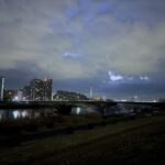 〜 タイミングを、意識する 〜 クイズ番組を観ていたときのこと。 あの俳優さん、名前、何だっけ? 顔は思い出せたんだけど、名前が出てこない…。 こんなことが何度もあり、なんとも自分の記憶力に自信をなくす時間になってしまいました。 わかっているものの、その名前や用語が出てこない。 年齢とともに、感じることが多くなりました。 思い出す努力をする。 諦めて、ネット検索する。 メモを取る。 その場に応じて、できる対応をする。 気をつけるべきは、完璧を求めてずっと立ち止まってしまうこと。動きながら考え、歩みを止めないこと。 最近、そう感じることが多くなりました。 動きながら考え、タイミングを意識する。状況に応じた最適なサービスを心がけてまいります。 #行政書士 #大田区 #企業法務経験 #安心への伴走者 #課題解決サポート #契約書の作成チェック #行政への申請手続支援 #タイミングを意識する