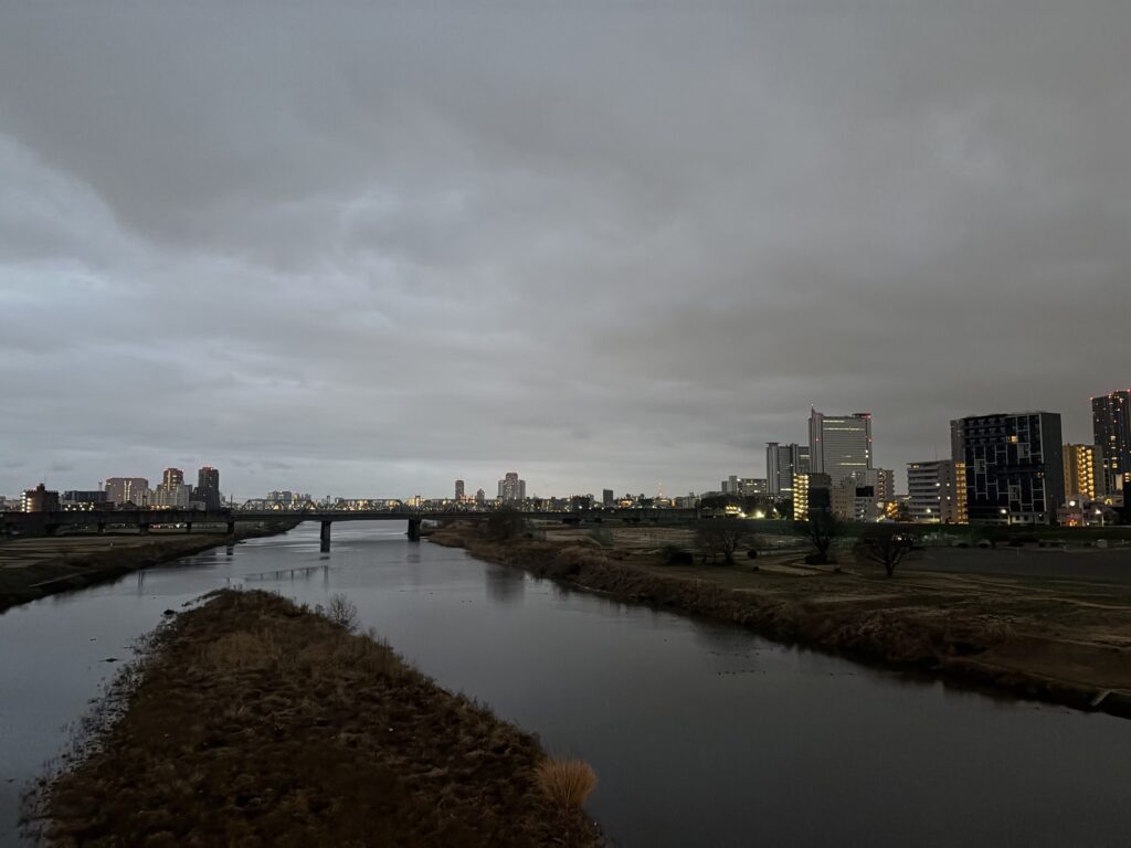 〜 書き出す 〜 考えがまとまらないとき。 思っていることを、まずは単語レベルで書き出してみる。 書き出した単語を、客観視してみる。 不要なものは削除し、深堀りすべきものは追加する。 整理してまとめる。 最近、レポートを書く機会が多く、思うように筆が進まないとき、こんなやり方をしてみると頭の中を整理することができました。 焦ってまとめに入ろうとせず、まずは書き出す。 発散と収束を切り分け、最適解を考えてまいります。 仕事や暮らしの困りごと。どうぞお気軽にご相談ください。 #行政書士 #大田区 #企業法務経験 #安心への伴走者 #課題解決サポート #契約書の作成チェック #行政への申請手続支援 #書き出す