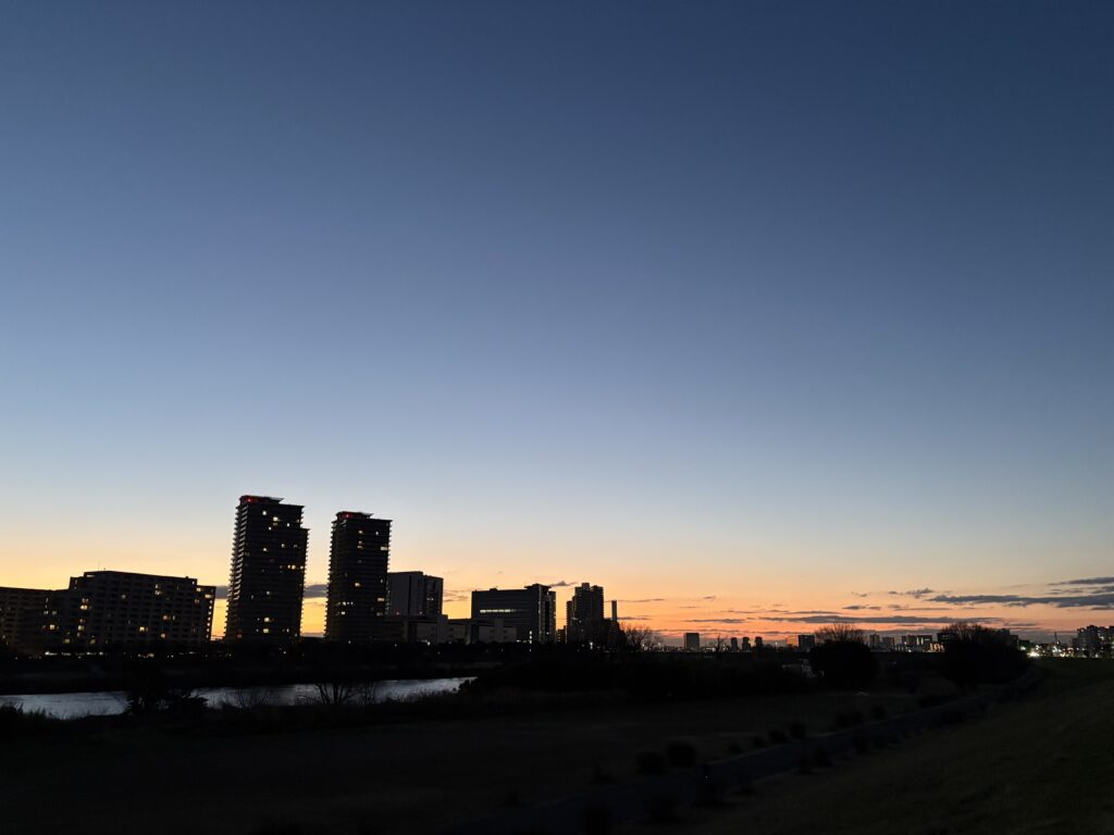 〜 立ち止まってみる 〜 フルマラソン。何度経験しても、想定外の体の異変が起こります。 まずい、どうしよう。そう感じたとき、対処法が明確である場合を除き、敢えて一旦立ち止まるようにしています。 起こった事象を見つめる。 リカバリー策を挙げてみる。 どの方法が最適か、当てはめてみる。 最善と思う結論に基づいて、動く。 もちろん、すべてのケースでうまくいくわけではありませんが、一旦冷静になることの大切さを、いつも感じます。 ミスをしたり、想定外の出来事が起きたとき。 焦る場面こそ、立ち止まる勇気を持つ。 落ち着いた判断と行動を意識して、安心感のあるサービスを提供してまいります。 #行政書士 #大田区 #企業法務経験 #安心への伴走者 #課題解決サポート #契約書の作成チェック #行政への申請手続支援 #立ち止まってみる