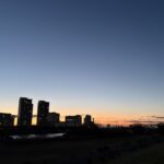 〜 立ち止まってみる 〜 フルマラソン。何度経験しても、想定外の体の異変が起こります。 まずい、どうしよう。そう感じたとき、対処法が明確である場合を除き、敢えて一旦立ち止まるようにしています。 起こった事象を見つめる。 リカバリー策を挙げてみる。 どの方法が最適か、当てはめてみる。 最善と思う結論に基づいて、動く。 もちろん、すべてのケースでうまくいくわけではありませんが、一旦冷静になることの大切さを、いつも感じます。 ミスをしたり、想定外の出来事が起きたとき。 焦る場面こそ、立ち止まる勇気を持つ。 落ち着いた判断と行動を意識して、安心感のあるサービスを提供してまいります。 #行政書士 #大田区 #企業法務経験 #安心への伴走者 #課題解決サポート #契約書の作成チェック #行政への申請手続支援 #立ち止まってみる