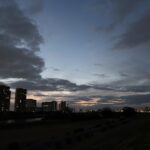 〜 受験シーズン 〜 1問目から順番に解く必要はない。まずは全体を見て、できる問題から解きなさい。 受験シーズン。先生からよく言われたことば。 できるものから着実にクリアしていくことで、余裕が生まれる。 焦る気持ちが薄れ、平常心を保つ。 とても理にかなった対策だと、改めて感じます。 限られた時間、リソースを最大限効率的に活用するために、どうしたらいいのか。 学生時代の試験対策は、ビジネスにも通じるもの。 全体を俯瞰して眺め、戦略を立てる。 平常心で、戦略的な思考を心がけ、最適なサポートを提供してまいります。 #行政書士 #大田区 #企業法務経験 #安心への伴走者 #課題解決サポート #契約書の作成チェック #行政への申請手続支援 #受験シーズン