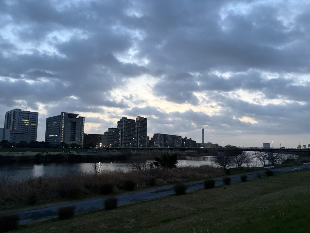 〜 乱高下 〜 季節はずれの暖かさ、春一番、寒の戻り。 2月後半の東京は、出かける際、何を着ていこうか迷う日が続くようです。 乱高下。物価や株価などの上がり下がりが激しい状態を表すことば。 春に向かうこの時期の気温の変化も、このことばがぴったり合うような気がします。 情報のアンテナを張り、想定できる範囲で備えを重ね、事態に向き合う。 急な変化にも動じない柔軟さとバランス感覚を心がけてまいります。 体調を崩しやすい時期、くれぐれもご自愛ください。 #行政書士 #大田区 #企業法務経験 #安心への伴走者 #課題解決サポート #契約書の作成チェック #行政への申請手続支援 #乱高下