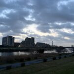 〜 乱高下 〜 季節はずれの暖かさ、春一番、寒の戻り。 2月後半の東京は、出かける際、何を着ていこうか迷う日が続くようです。 乱高下。物価や株価などの上がり下がりが激しい状態を表すことば。 春に向かうこの時期の気温の変化も、このことばがぴったり合うような気がします。 情報のアンテナを張り、想定できる範囲で備えを重ね、事態に向き合う。 急な変化にも動じない柔軟さとバランス感覚を心がけてまいります。 体調を崩しやすい時期、くれぐれもご自愛ください。 #行政書士 #大田区 #企業法務経験 #安心への伴走者 #課題解決サポート #契約書の作成チェック #行政への申請手続支援 #乱高下