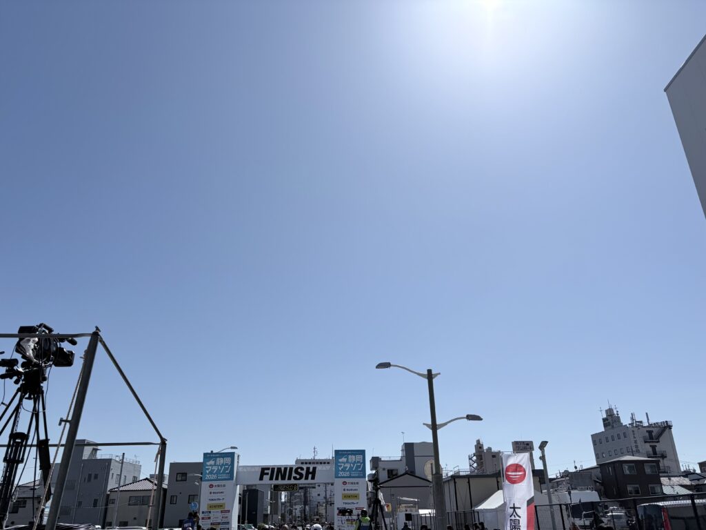 〜 4時間18分42秒 〜 3月8日、静岡マラソン2026。 天気は快晴。暑過ぎず、寒過ぎず、絶好のマラソン日和。 想定を上回るタイム。今日はいける。 ところが、30kmを少し過ぎたあたりから、パタっと足が止まる。 足が攣り、歩く。 少し回復して走ると、また足が攣り、歩く。 27回目のフルマラソン。自己ベストから20分ほど遅いタイムでゴールしました。 一夜明けて、今回のレースの課題を自分なりに分析してみました。 ■1. 練習以上のことはできない:普段の練習では走ったことがない速いペースで突っ込んでしまい、結局後半は足が持たず。過信してしまった点。 ■2. 調子が良くても油断しない:前半調子が良くても、後半何が起こるかわからないのがマラソン。油断して冷静な組み立てを怠ってしまった点。 過信せず、油断しない。 ビジネスにおいても、気をつけるべきこと。 今回のレースで気づいた課題意識を大切に、引き続きお役に立てるサポートを提供してまいります。 今回も、完走後のビールの味は格別でした。 #行政書士 #大田区 #企業法務経験 #安心への伴走者 #課題解決サポート #契約書の作成チェック #行政への申請手続支援 #コラム #マラソン #静岡マラソン #4時間18分42秒