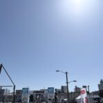 〜 4時間18分42秒 〜 3月8日、静岡マラソン2026。 天気は快晴。暑過ぎず、寒過ぎず、絶好のマラソン日和。 想定を上回るタイム。今日はいける。 ところが、30kmを少し過ぎたあたりから、パタっと足が止まる。 足が攣り、歩く。 少し回復して走ると、また足が攣り、歩く。 27回目のフルマラソン。自己ベストから20分ほど遅いタイムでゴールしました。 一夜明けて、今回のレースの課題を自分なりに分析してみました。 ■1. 練習以上のことはできない:普段の練習では走ったことがない速いペースで突っ込んでしまい、結局後半は足が持たず。過信してしまった点。 ■2. 調子が良くても油断しない:前半調子が良くても、後半何が起こるかわからないのがマラソン。油断して冷静な組み立てを怠ってしまった点。 過信せず、油断しない。 ビジネスにおいても、気をつけるべきこと。 今回のレースで気づいた課題意識を大切に、引き続きお役に立てるサポートを提供してまいります。 今回も、完走後のビールの味は格別でした。 #行政書士 #大田区 #企業法務経験 #安心への伴走者 #課題解決サポート #契約書の作成チェック #行政への申請手続支援 #コラム #マラソン #静岡マラソン #4時間18分42秒