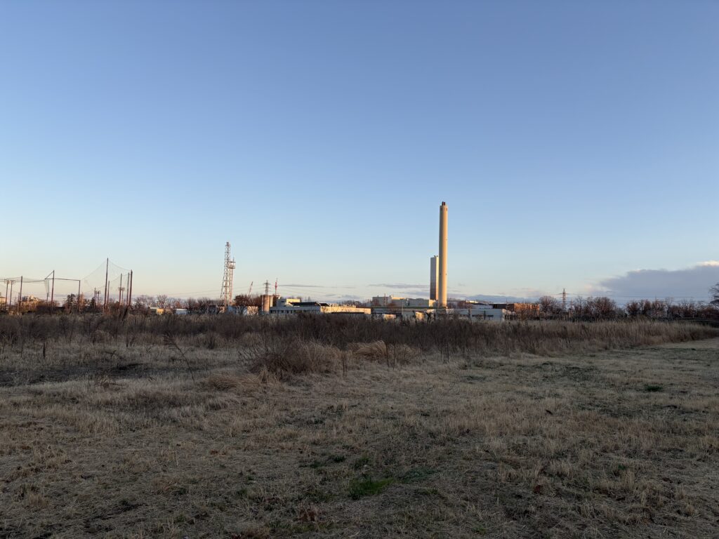 〜 近視眼の解決法 〜 近視眼。のめり込みすぎると、陥ってしまいがち。 いいアイデアが浮かばなかったり、答えがうまくまとまらないとき、つい目先の情報にこだわってしまう。結局のところ、悪循環になる。 議論して周りの意見を聞くと、自分の視野がぐっと広がる。 現在受講している研修では、グループワークを行う機会が多く、課題解決の場面ではその繰り返しが大切だと、改めて感じます。 議論を重ね、咀嚼する。 視野を広げる意識を大切に、課題や困りごとの解決に向けたサポートを提供してまいります。 #行政書士 #大田区 #企業法務経験 #安心への伴走者 #課題解決サポート #契約書の作成チェック #行政への申請手続支援 #コラム #近視眼の解決法