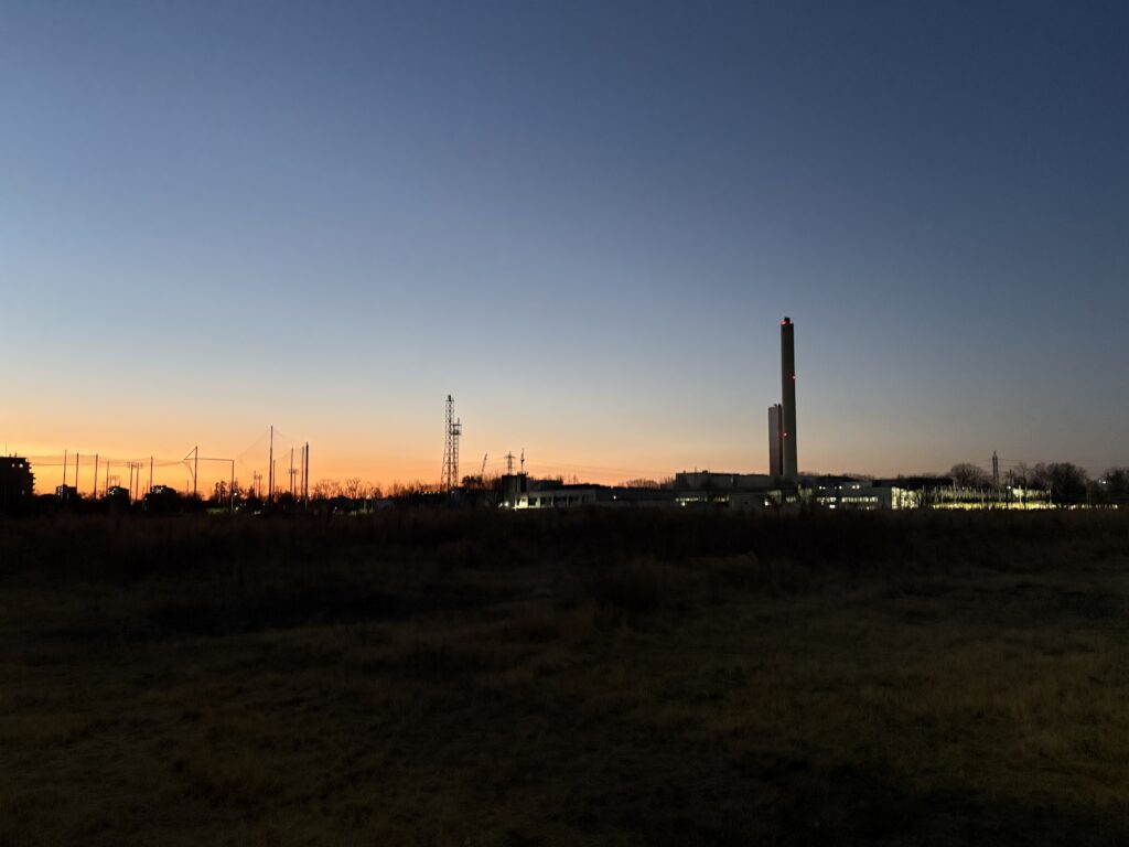 〜 芯を見つける 〜 改善が必要な場面。必ず原因があり、それを取り除けば改善する。 言うのは簡単ですが、本当に難しい。 原因を正確に突き止めるには、掘り下げて考える必要がある。 「なぜ、どうして」を繰り返すと、だんだん「芯」が見えてくる。 具体的な「芯」がわかると、効果的な策が打てる。 事実と原因を正確に把握することが、課題解決の肝。 現在受講している研修を通じて、痛感しています。 研修も残すところあと1日。 「なぜ、どうして」と自問自答を繰り返し、伴走支援機能の強化に努めてまいります。 #行政書士 #大田区 #企業法務経験 #安心への伴走者 #課題解決サポート #契約書の作成チェック #行政への申請手続支援 #コラム #芯を見つける #中小企業大学校